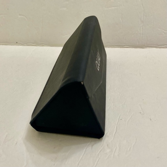 Two Sunglasses Cases- Quay and Ray Ban - Picture 10 of 12